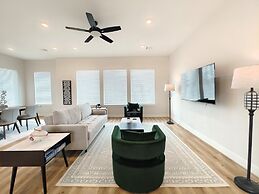 Northside Retreat Chic 3 Bdr, Pet Friendly!