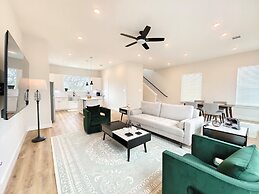 Northside Retreat Chic 3 Bdr, Pet Friendly!