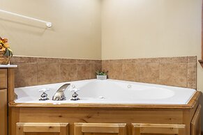 Creekside - 2 BDR Resort Cabin in Epic Location!