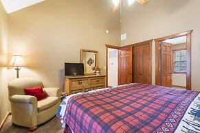 Creekside - 2 BDR Resort Cabin in Epic Location!