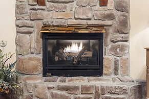 Creekside - 2 BDR Resort Cabin in Epic Location!