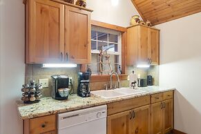 Creekside - 2 BDR Resort Cabin in Epic Location!