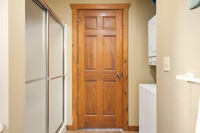 Creekside - 2 BDR Resort Cabin in Epic Location!