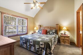 Creekside - 2 BDR Resort Cabin in Epic Location!