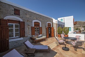 Emporio A Captivating 6-bed Villa in Nimborio