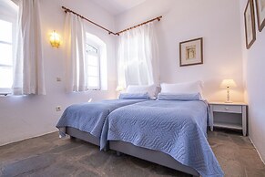 Emporio A Captivating 6-bed Villa in Nimborio