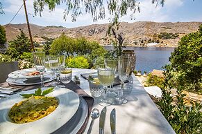 Emporio A Captivating 6-bed Villa in Nimborio