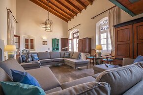 Emporio A Captivating 6-bed Villa in Nimborio