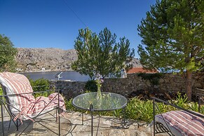 Emporio A Captivating 6-bed Villa in Nimborio