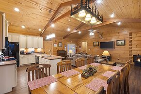 Teals Treasure Secluded Lakeside Cabin for 8!