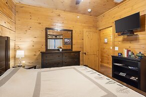 Teals Treasure Secluded Lakeside Cabin for 8!