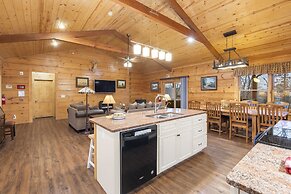Teals Treasure Secluded Lakeside Cabin for 8!
