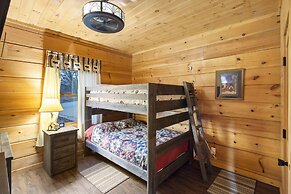 Teals Treasure Secluded Lakeside Cabin for 8!