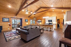Teals Treasure Secluded Lakeside Cabin for 8!