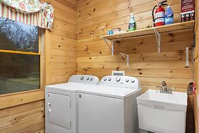 Teals Treasure Secluded Lakeside Cabin for 8!