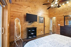 Teals Treasure Secluded Lakeside Cabin for 8!
