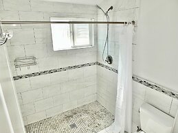 Bellflower Breeze Charming 3 BDR in Long Beach!