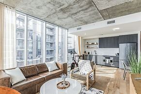 High Rise Luxury Condo With Lake & City Views