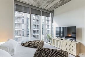 High Rise Luxury Condo With Lake & City Views