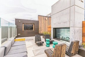 High Rise Luxury Condo With Lake & City Views