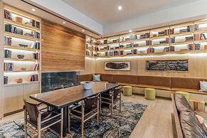 High Rise Luxury Condo With Lake & City Views