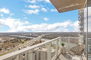 High Rise Luxury Condo With Lake & City Views