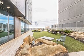 High Rise Luxury Condo With Lake & City Views