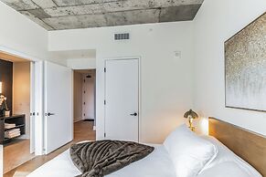 High Rise Luxury Condo With Lake & City Views