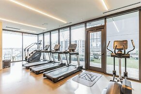 High Rise Luxury Condo With Lake & City Views