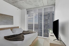 High Rise Luxury Condo With Lake & City Views