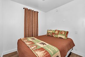 Timber Lodge Yosemite Enveloped in Nature!