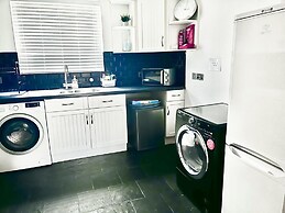 Detached Luxe House in Ashford With Hot tub