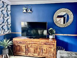 Detached Luxe House in Ashford With Hot tub