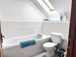 Detached Luxe House in Ashford With Hot tub