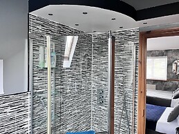 Detached Luxe House in Ashford With Hot tub