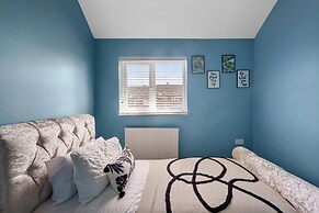 Detached Luxe House in Ashford With Hot tub