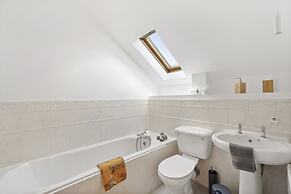 Detached Luxe House in Ashford With Hot tub