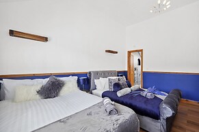 Detached Luxe House in Ashford With Hot tub