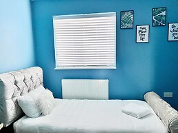 Detached Luxe House in Ashford With Hot tub