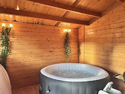 Detached Luxe House in Ashford With Hot tub