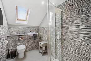 Detached Luxe House in Ashford With Hot tub