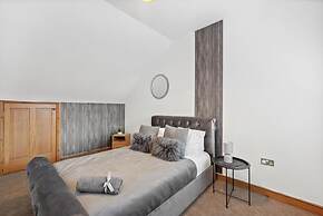 Detached Luxe House in Ashford With Hot tub