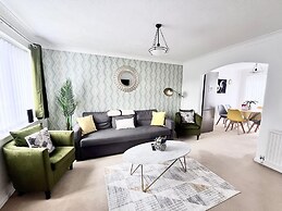 The Olive Nest Lush House in Ashford With Drive