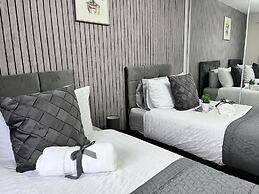 The Olive Nest Lush House in Ashford With Drive