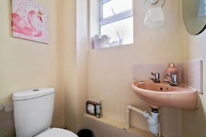 The Olive Nest Lush House in Ashford With Drive