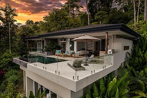 Short Walk to Restaurants Cafe Bar Saltwater Pool