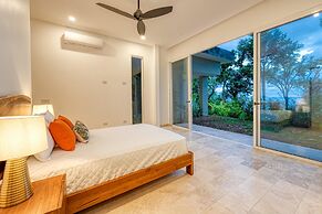 Short Walk to Restaurants Cafe Bar Saltwater Pool