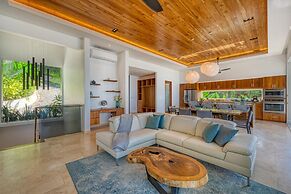 Short Walk to Restaurants Cafe Bar Saltwater Pool