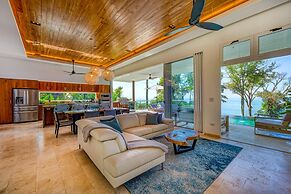 Short Walk to Restaurants Cafe Bar Saltwater Pool