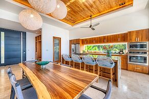 Short Walk to Restaurants Cafe Bar Saltwater Pool